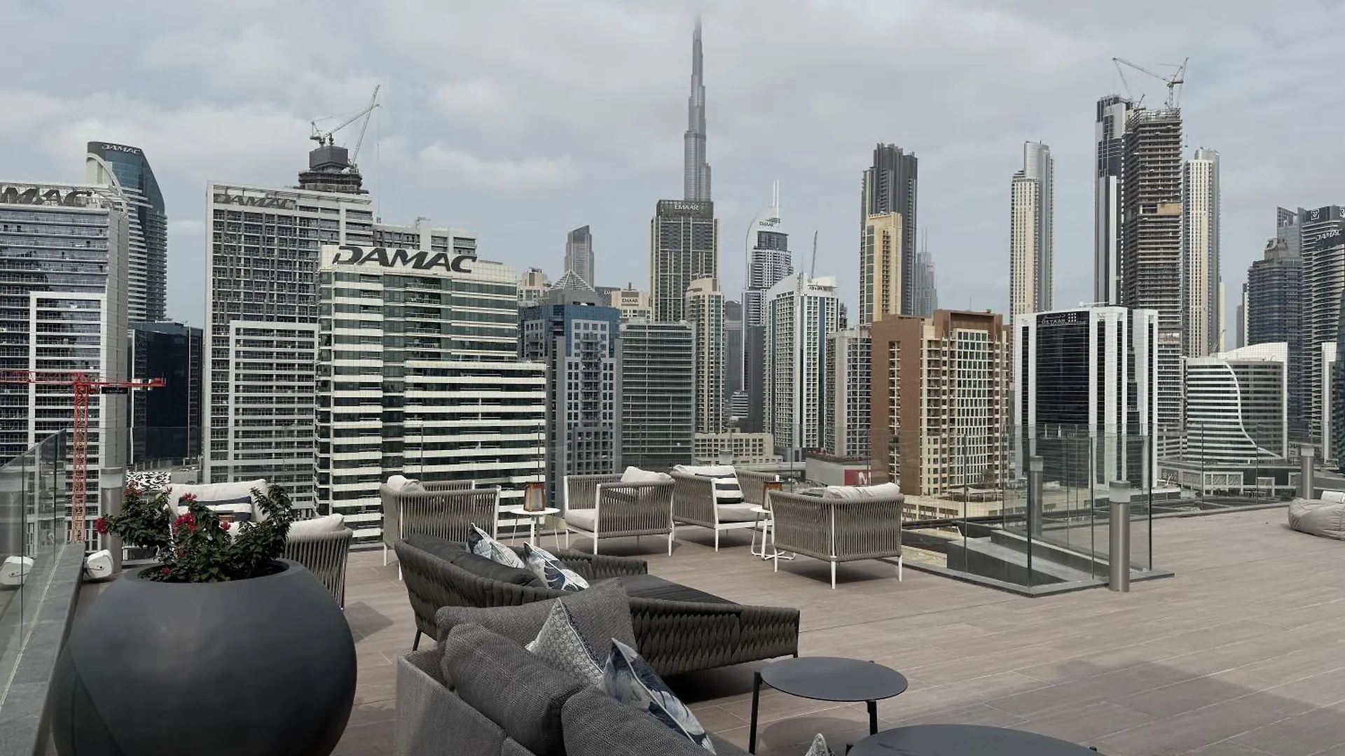 Canal View Apartment In Vibrant Business Bay Dubai