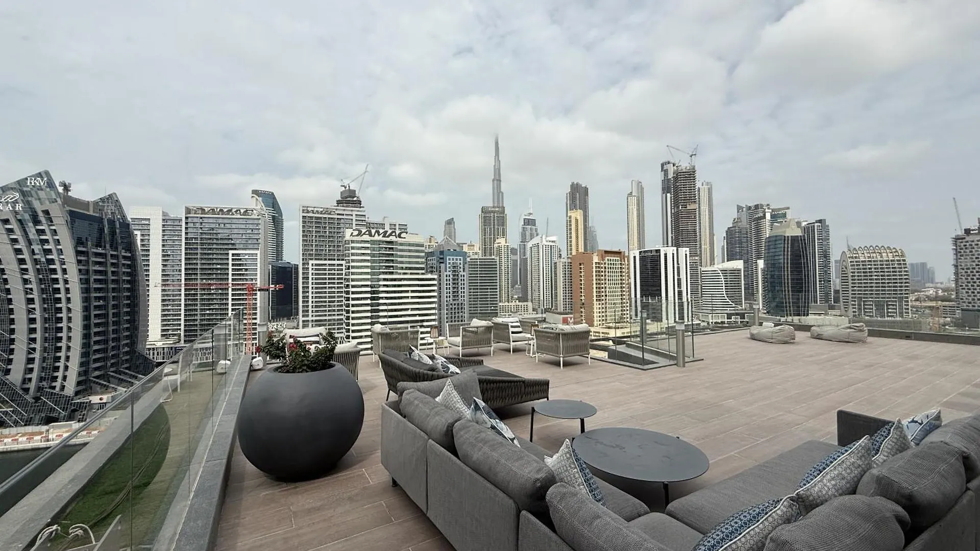 Canal View Apartment In Vibrant Business Bay Dubai