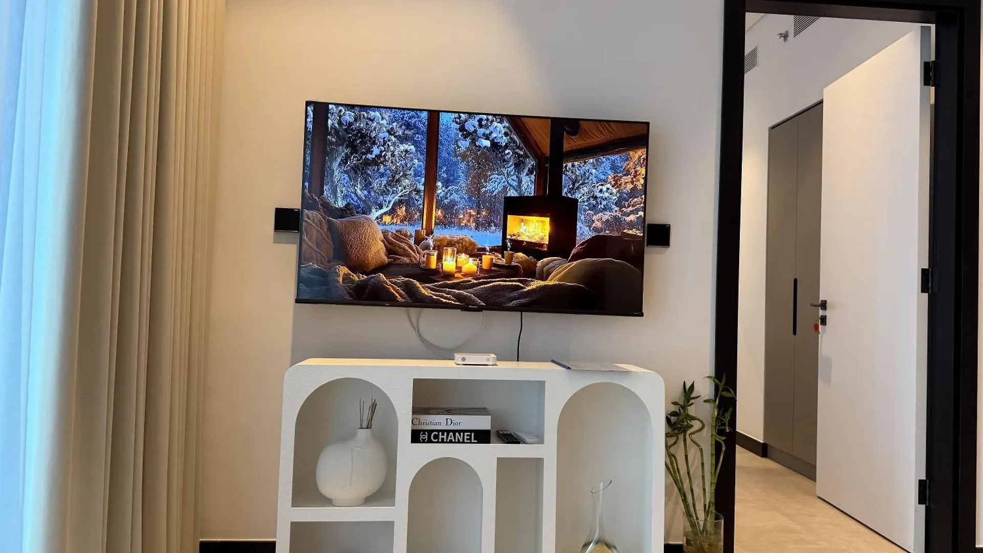 Canal View Apartment In Vibrant Business Bay Dubai United Arab Emirates